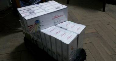 Parfumuri contrafăcute  și țigări de contrabandă descoperite de polițiști - 2