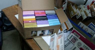 Parfumuri contrafăcute  și țigări de contrabandă descoperite de polițiști - 3
