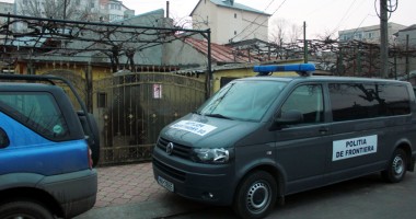 Stire din Eveniment : Contrabandiști de țigări, luați  pe sus de polițiștii de frontieră