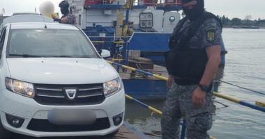 Stire din Eveniment : Contrabandiști de țigări, prinși de polițiștii de frontieră. Ascundeau pachetele într-un perete fals