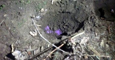 Contrabandiștii, "vizitați" de mascați! Polițiștii au găsit bani ascunși în pământ - 4