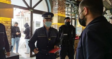 Stire din Eveniment : Au început controalele în restaurante şi baruri. Femeie prinsă cu certificatul altei persoane la ea
