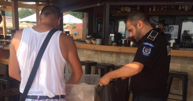 CONTROALE DE AMPLOARE PE LITORAL. Comercianții ambulanți, sancționați de polițiști și jandarmi
