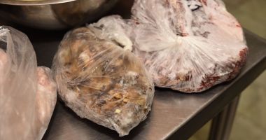 Stire din Social : Tone de alimente vechi sau stricate, distruse  de inspectorii sanitar-veterinari