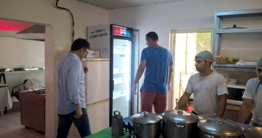 Stire din Social : "Razie" în restaurantele și terasele de pe litoral. Tone de mâncare veche, distruse!