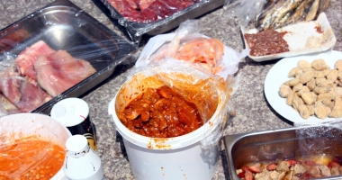Stire din Social : Controale la sânge în restaurante și fast-food-uri. Tone de alimente confiscate și distruse