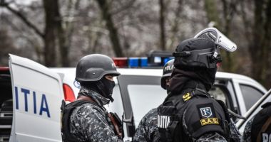 Stire din Social : Controale la bănci, case de schimb valutar, amanet. Zeci de amenzi date de polițiști