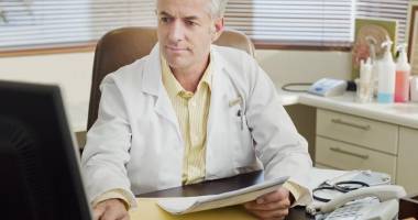 Stire din Sănătate : Medicii constănțeni, la control! Autoritățile verifică sistemul de utilizare a cardului de sănătate