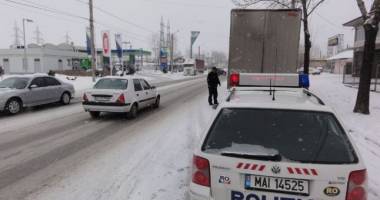 Stire din Eveniment : Controale în TRAFIC / Polițiștii și RAR verifică starea tehnică a mașinilor
