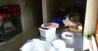 Galerie FOTO. RESTAURANT de fițe din MAMAIA, închis de OPC. Vindea ca delicatese carne stricată și creveți expirați - 8