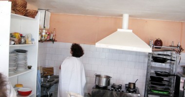 Ciorbă fermentată și salată cu viermi, în meniul turiștilor de pe litoral - 3