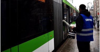 Stire din Eveniment : Controlor STB, atacat violent într-un tramvai. Victima s-a ales cu fractură