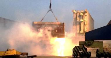 Stire din Actualitate : Sute de pompieri, în alertă! INCENDIU DEVASTATOR, după ce un container cu substanțe chimice s-a prăbușit