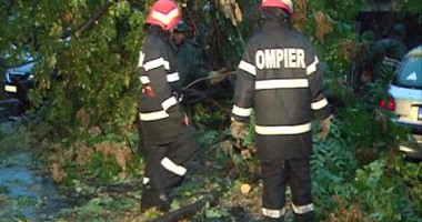 Stire din Eveniment : COD PORTOCALIU de ninsori și viscol / Panouri publicitare și copaci doborâți de vijelie, la Constanța