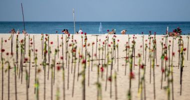Stire din Actualitate : Plaja Copacabana acoperită de trandafiri roşii în memoria celor 500.000 de brazilieni răpuşi de Covid-19