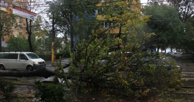 Stire din Social : ANM. Codul galben de vijelie, prelungit până în această seară, la ora 20,00