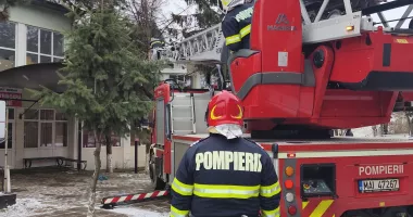 Stire din Eveniment : Vântul puternic face ravagii! Un copac a căzut peste acoperișul unui spital