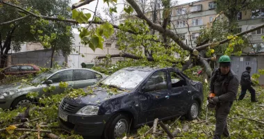 Furtuna a făcut prăpăd. Copaci doborâți, mașini lovite și străzi inundate