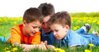 Stire din Social : Părinții adoptivi, obligați să le spună copiilor de mici că sunt înfiați