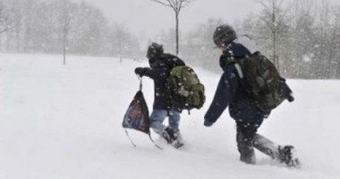 Stire din Social : Un autobuz cu copii a rămas înzăpezit la Năvodari