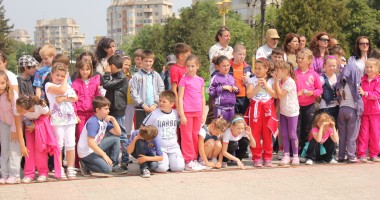 120 de elevi iau parte la ceremonia dedicată Zilei Independenței de Stat a României