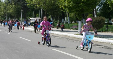 Stire din Eveniment : 2 Mai: atenție la copiii care se joacă pe stradă!