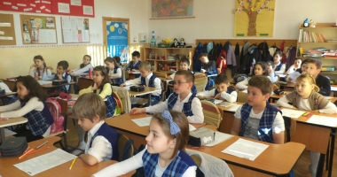 Stire din Social : "IA ȘI SCRIE, CĂ TE STRÂNG DE GÂT!" / Învățătoarea care jignea copiii, penalizată cu 10% din salariu timp de trei luni