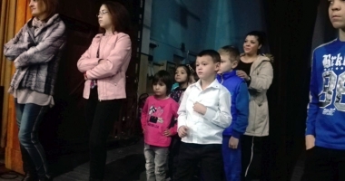 Stire din Social : Copiii din centrele de plasament aduc magia Crăciunului pe scenă