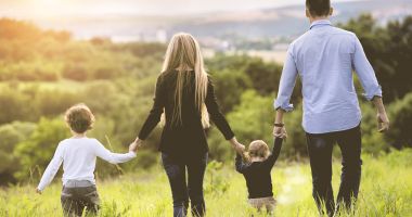 Stire din Social : Câți bani primesc de la stat familiile care vor să adopte copii