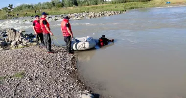 Tragedie fără margini! Doi frați au murit încercând să-și salveze sora de șapte ani din apele unui râu