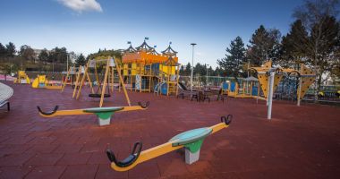 Stire din Eveniment : Doi copii de 11 și 12 ani fost au răpiți de un bărbat beat, în parc. Autorul faptei este anchetat