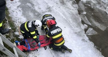 Stire din Eveniment : Doi copii au fost scoşi de către pompieri din albia râului. Unul dintre ei, rănit, a fost dus la spital
