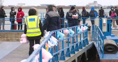 GALERIE FOTO. Copiii refugiaţi, întâmpinaţi cu jucării, la Isaccea. Cum putem contribui la campania Valurile Speranţei - 3