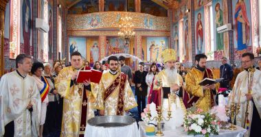 Stire din Eveniment : Patru copii abandonați au fost botezați la Cumpăna