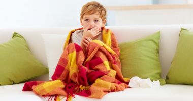 Încurajați-vă copiii să folosească dezinfectantul pentru mâini