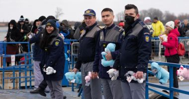 GALERIE FOTO. Copiii refugiaţi, întâmpinaţi cu jucării, la Isaccea. Cum putem contribui la campania Valurile Speranţei - 6