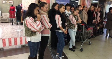 Stire din Social : PREGĂTIRI DE CRĂCIUN, LA CONSTANȚA / Copiii din centrele de plasament vând obiecte confecționate chiar de ei
