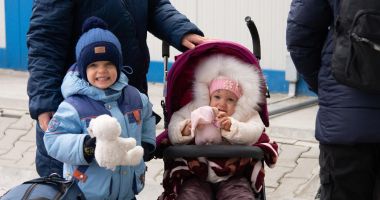 GALERIE FOTO. Copiii refugiaţi, întâmpinaţi cu jucării, la Isaccea. Cum putem contribui la campania Valurile Speranţei - 2