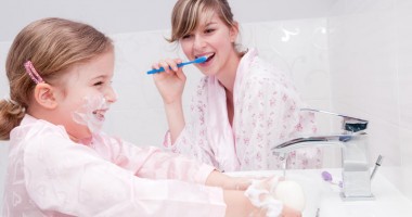 Stire din Sănătate : Cum să-ți obișnuiești micuțul să se spele pe mâini