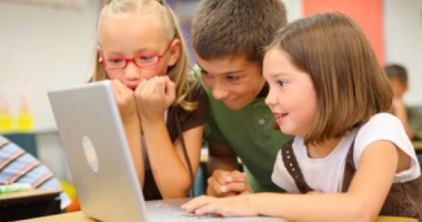 Stire din Social : Cât stau copiii și tinerii în fața calculatorului