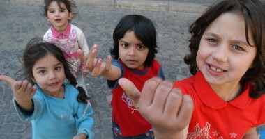 Stire din Actualitate : Primarii din Franța, acuzați că refuză înscrierea la școală a copiilor romi