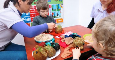 Stire din Sănătate : Copiii cu autism din Constanța l-au așteptat pe Moșul cu lucrări de art-terapie