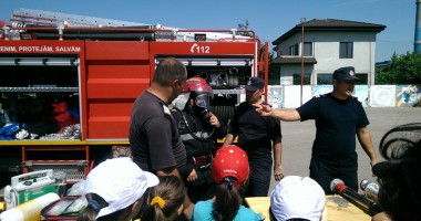 Copiii  de la Fundația "Giovanni Bosco", vizitați de pompierii constănțeni - 2