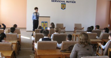 Copiii de la Școala nr. 8 în vizită la Poliția Rutieră/ Galerie foto - 2