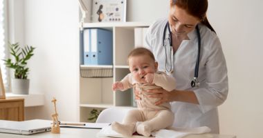 Care sunt serviciile medicale pentru copiii de până la 3 ani decontate de CNAS. Informați-vă prin medicul de familie!