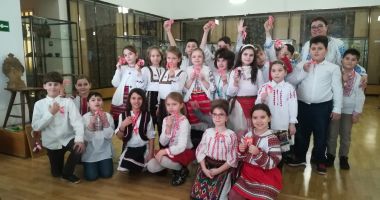 Stire din Cultură-Educație : Copiii învață să confecționeze mărțișoare la Muzeul de Artă Populară