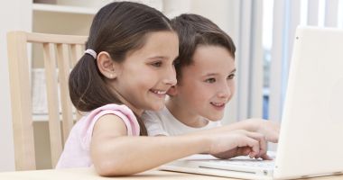 Mare atenție cu internetul! Copiii pot accesa site-uri neadecvate pentru ei