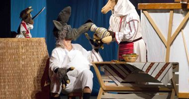 Stire din Cultură-Educație : Copiii sunt așteptați de capra cu trei iezi la Teatrul "Căluțul de Mare"
