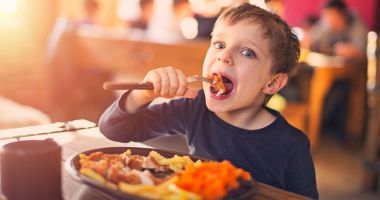 Stire din Sănătate : Copiii trebuie să mănânce şi grăsimi pentru a se dezvolta armonios