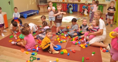 Stire din Social : Înrolați la creșă încă din maternitate